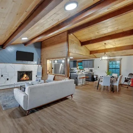 Honeybear Hideaways - Pet Friendly Cozy Cabin With Hot Tub, Fire Pit, And Game Room